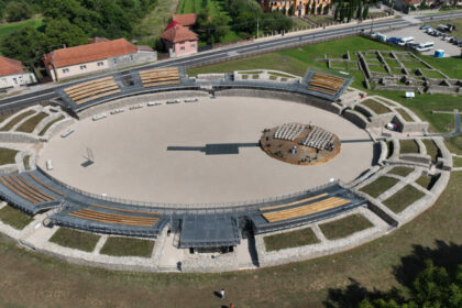 foto amfiteatrul roman de la ulpia traiana sarmizegetusa redeschis dupa lucrarile de restaurare finantate din fonduri europene 689624b85849d