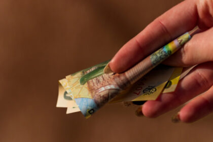 video reactia romanilor la recomandarea bancii centrale europene de a pastra bani cash in casa economist numerarul este sfant 68dea58e4058b