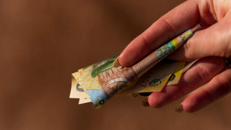 video reactia romanilor la recomandarea bancii centrale europene de a pastra bani cash in casa economist numerarul este sfant 68dea58e4058b