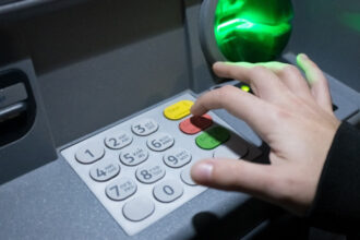 credite contractate in numele victimelor si bani transferati catre infractori peste 170 de cazuri de frauda bancara anuntate de csalb 6aaa9dd8c21e9